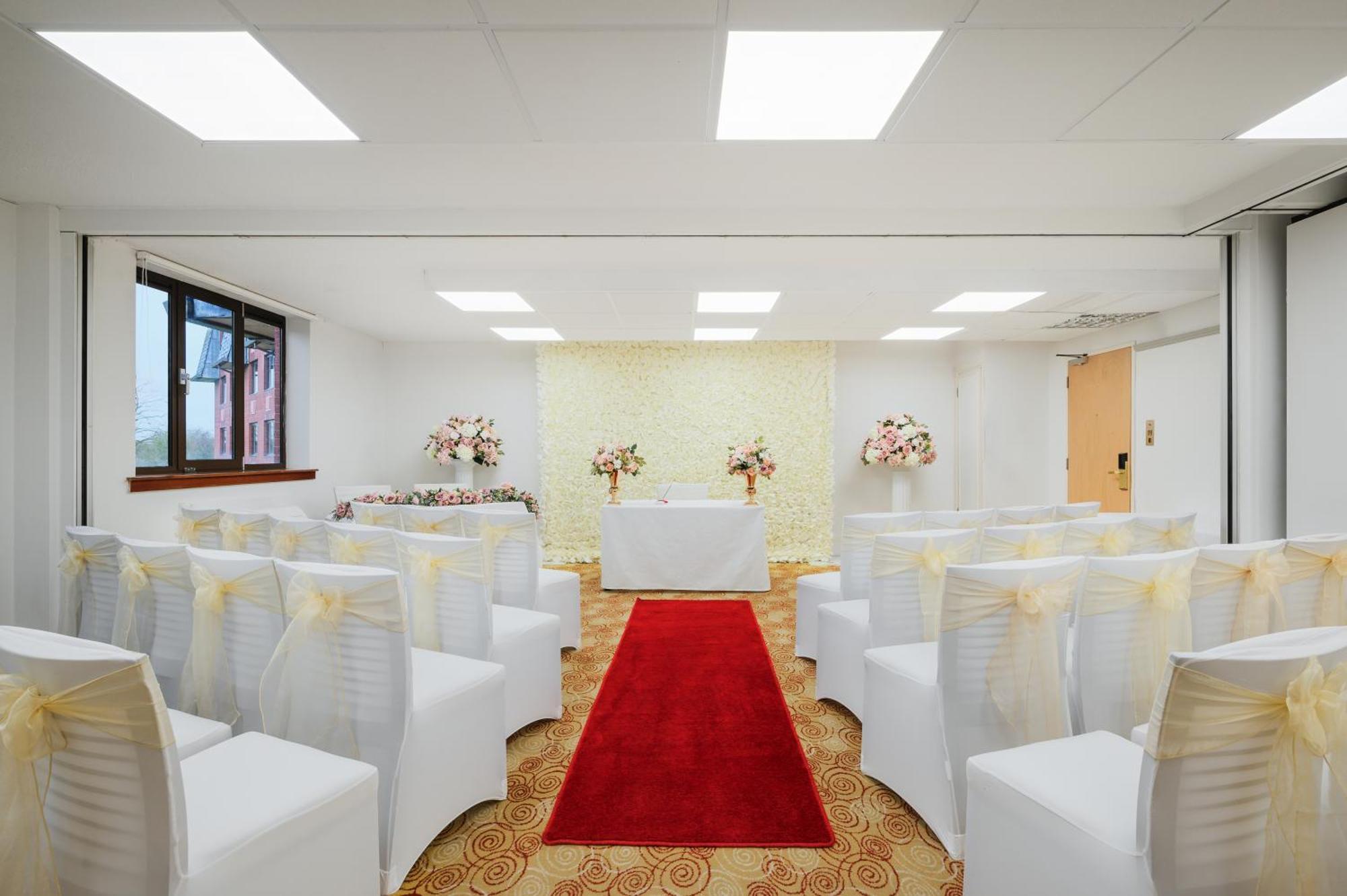 Holiday Inn Northampton By Ihg Exterior photo