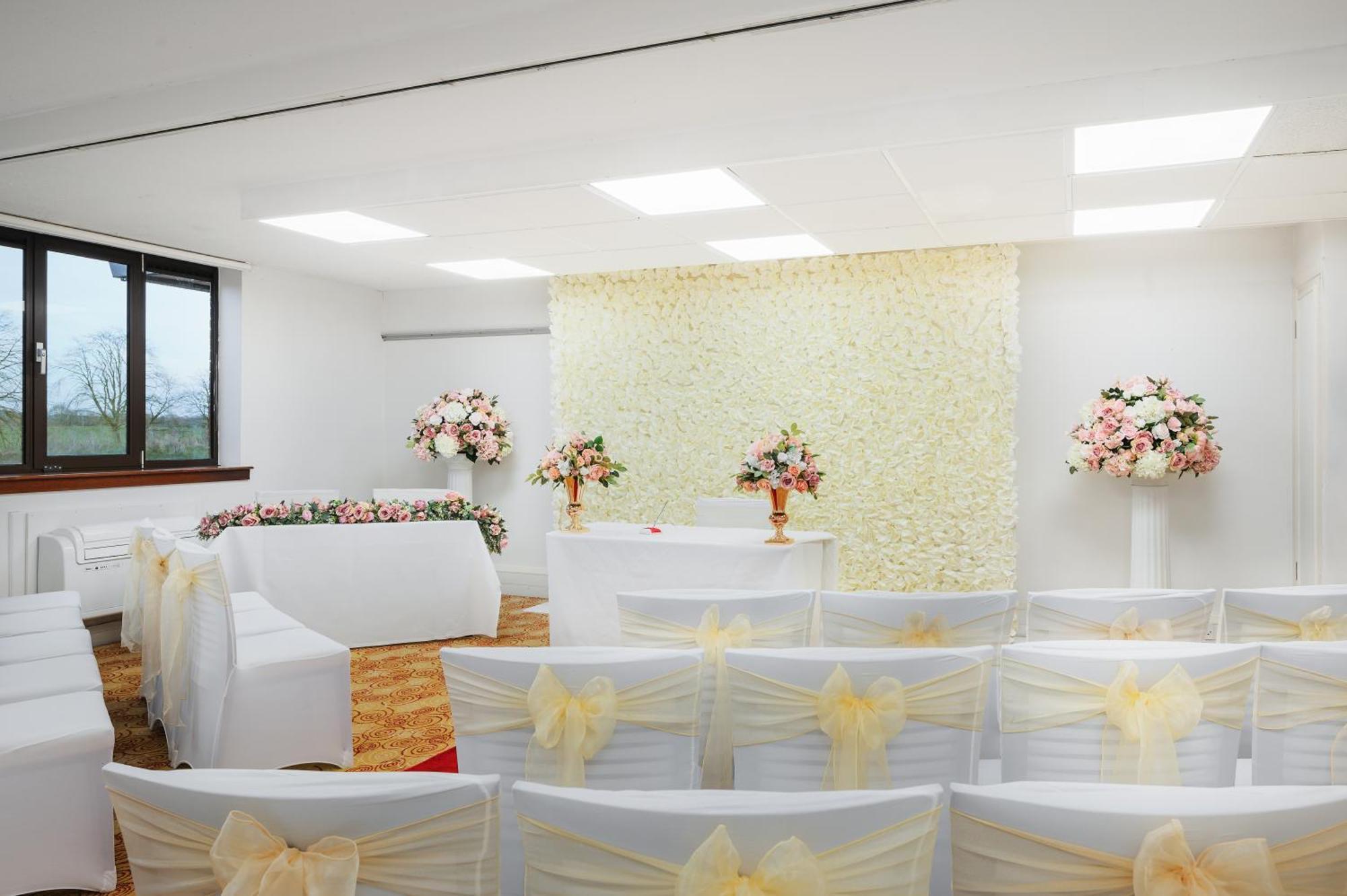 Holiday Inn Northampton By Ihg Exterior photo